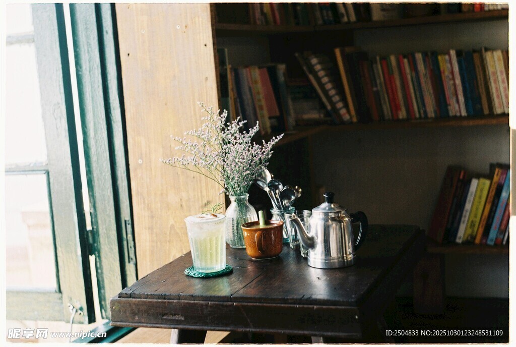 窗边书桌的静谧一角