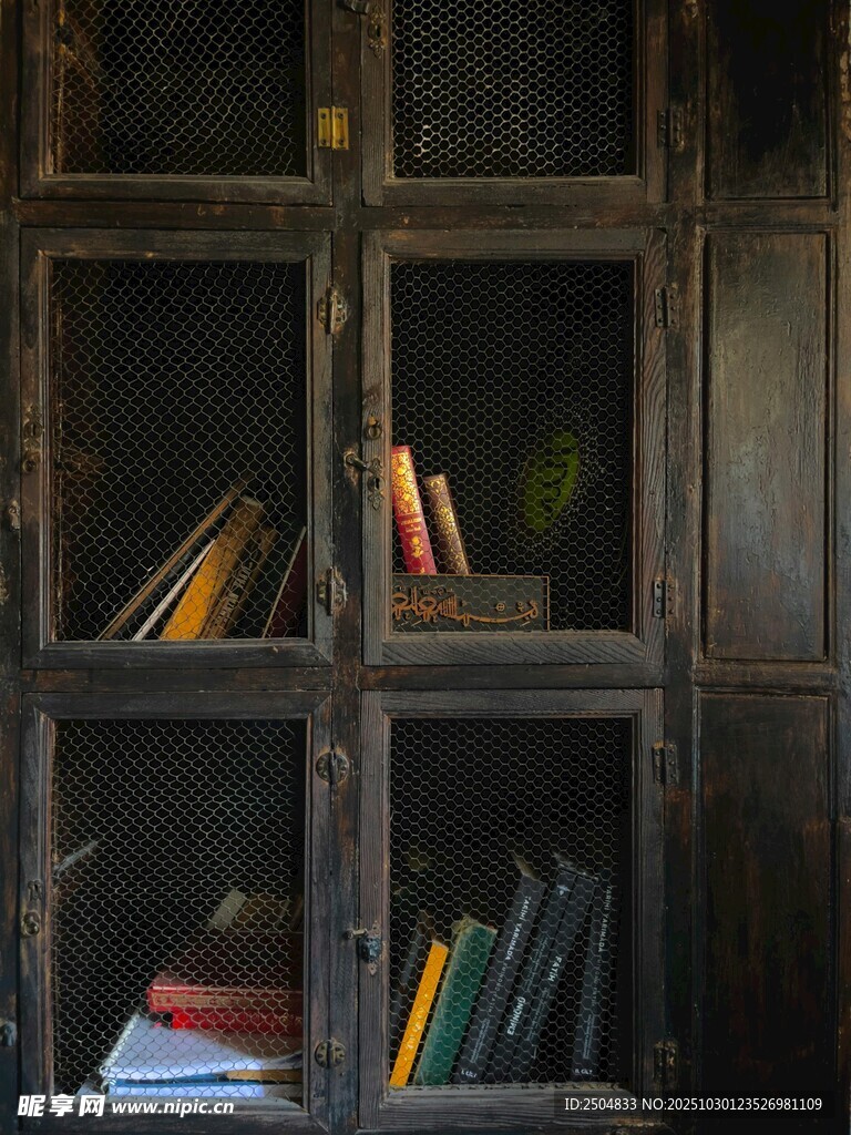 复古书架上的多彩书籍