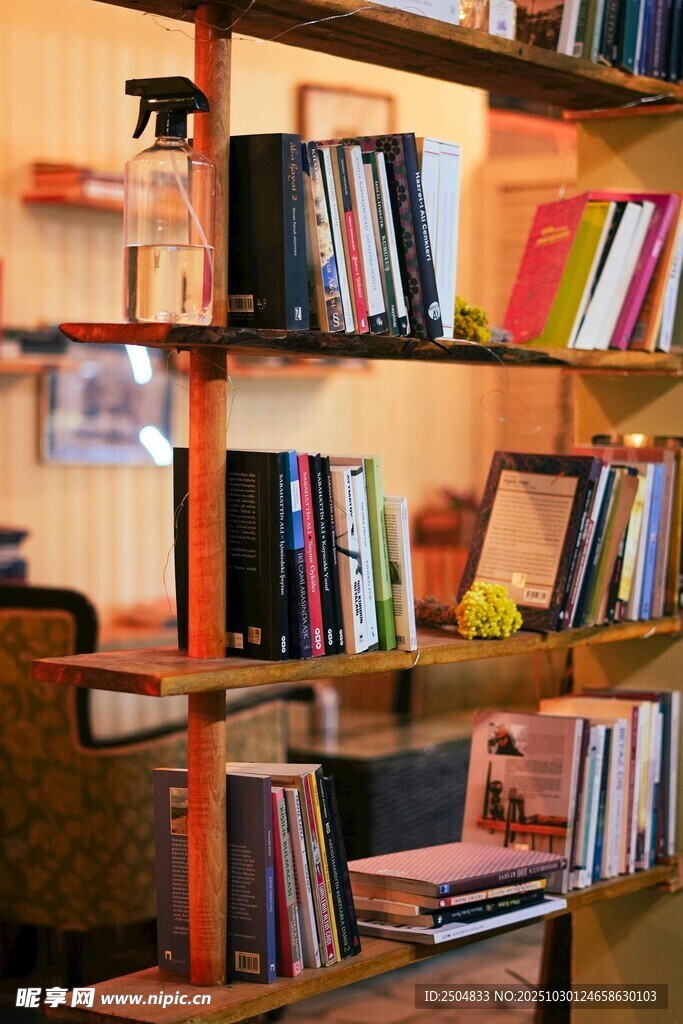 温馨书架  溢书香氛围