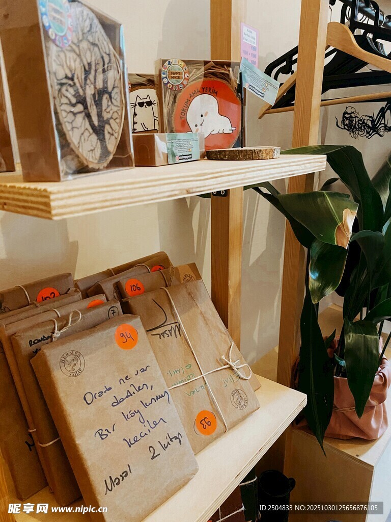 文艺风书架上的书籍与装饰