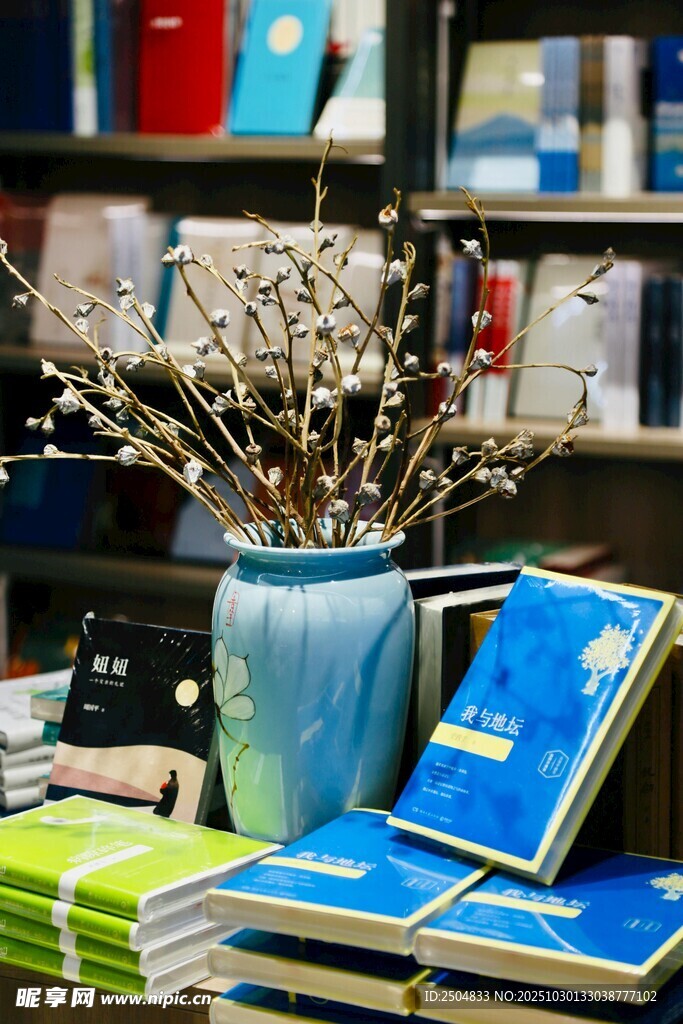 书架旁的书籍与花瓶装饰