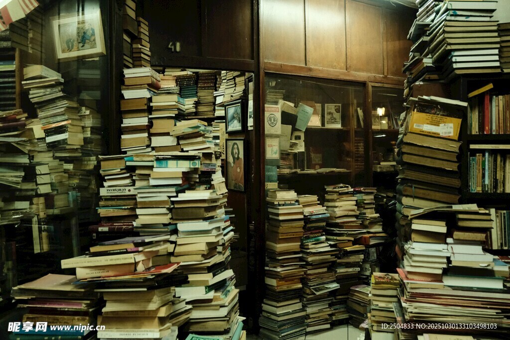 堆满书籍的图书馆角落