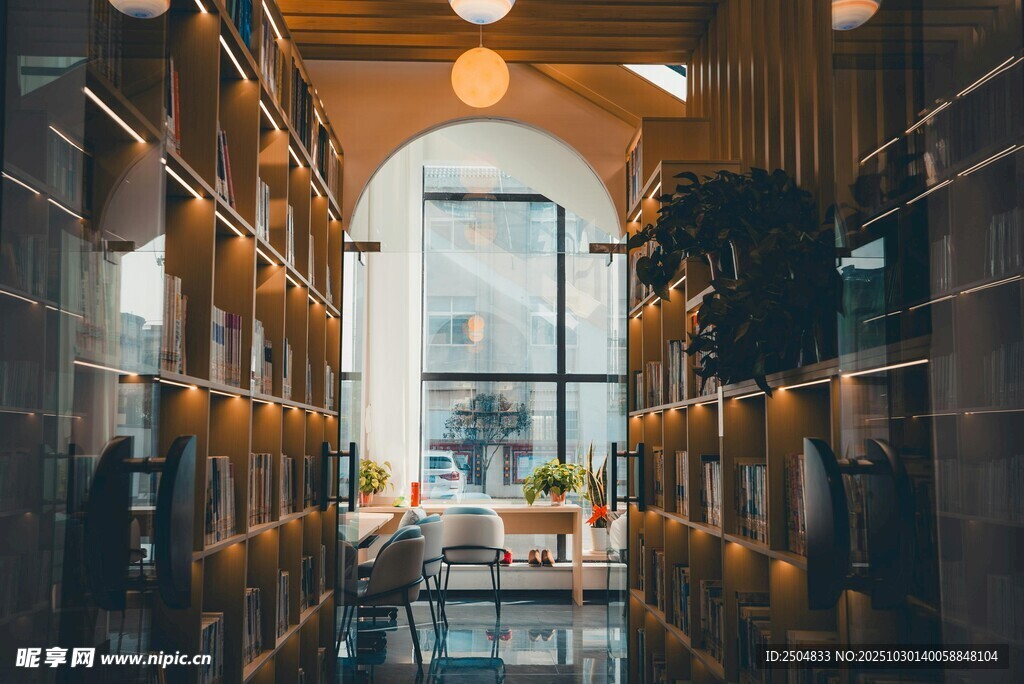 温馨静谧的书架阅读空间