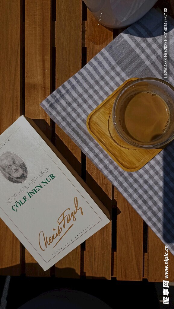 户外休闲的咖啡与饼干组合