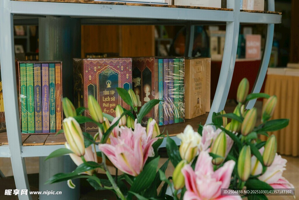 书架旁绽放的美丽百合花