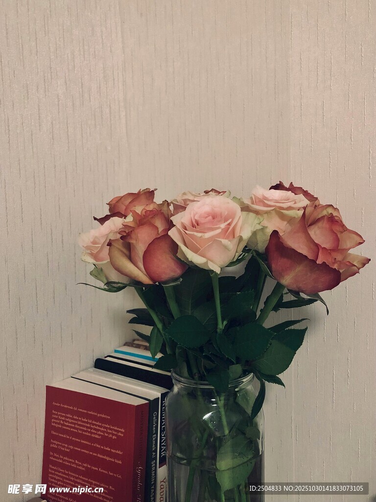 花瓶中的多彩玫瑰与书籍