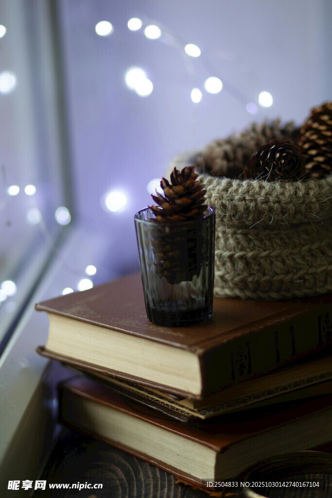 冬日窗边书籍与烛台景致