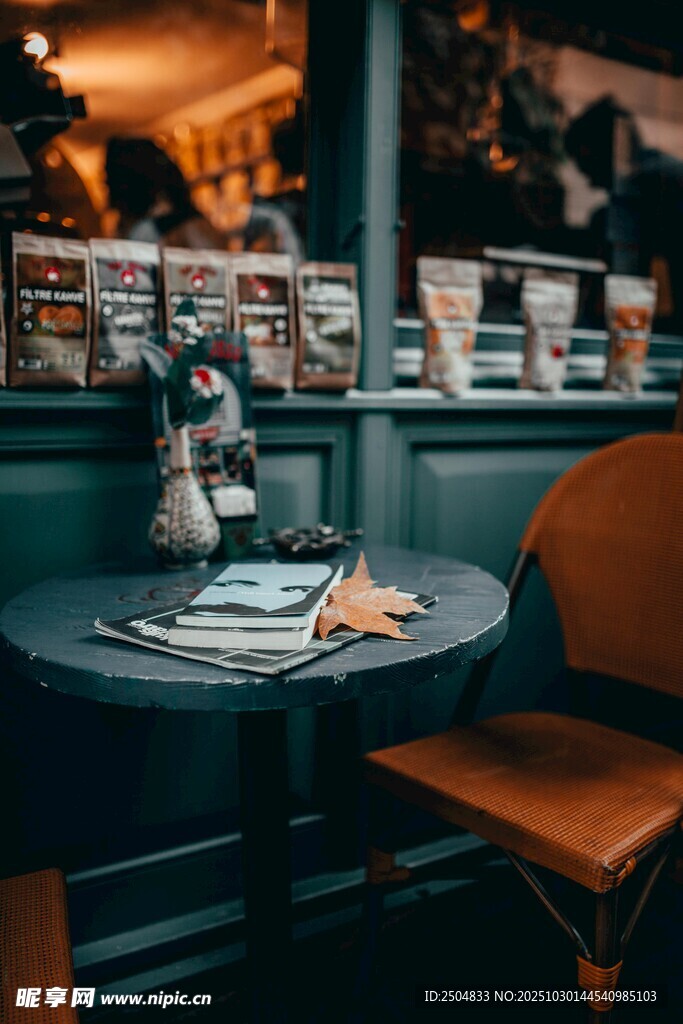 温馨咖啡馆内的静谧角落