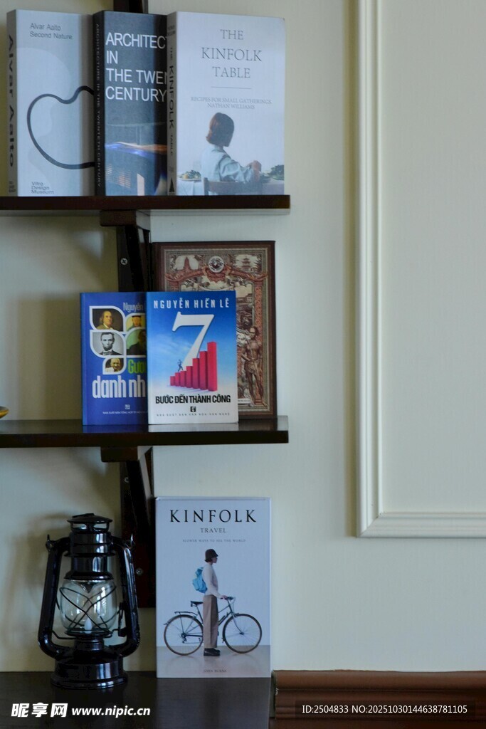 书架上的书籍与装饰摆件