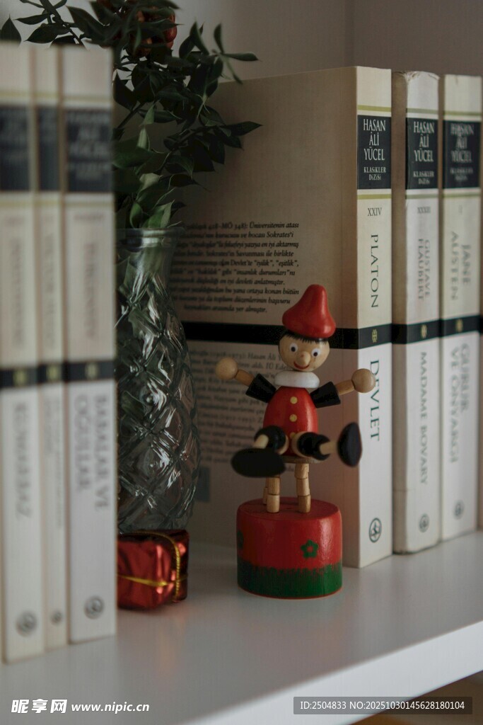 书架上的胡桃夹子摆件