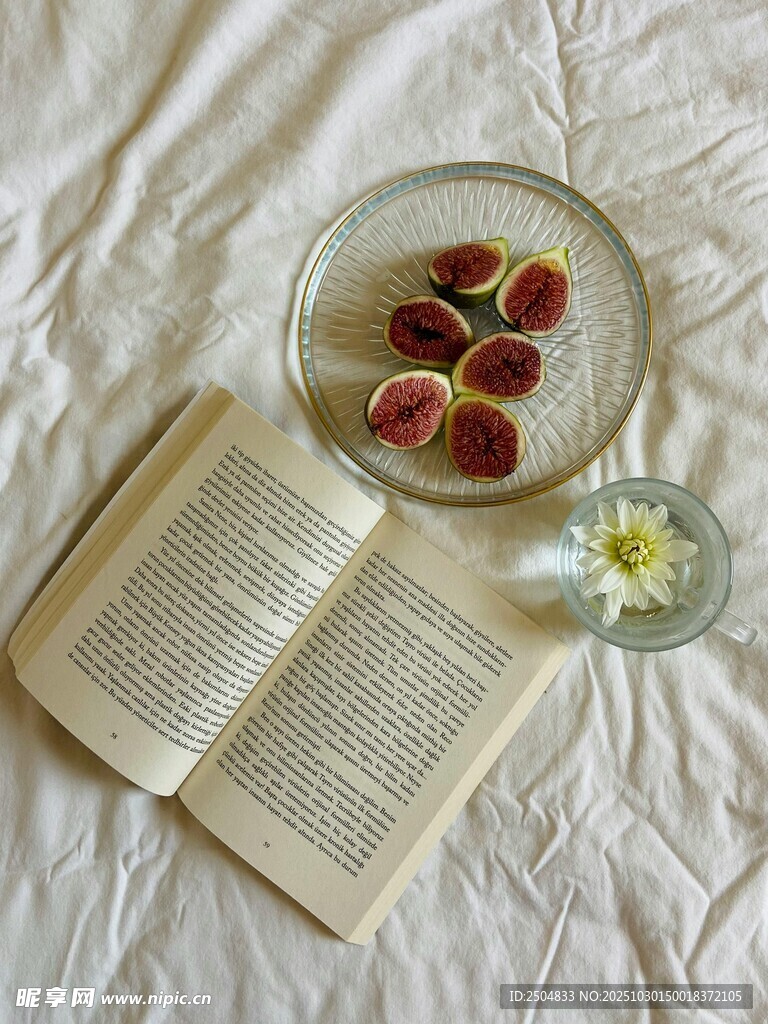 书本旁的水果与清新小花