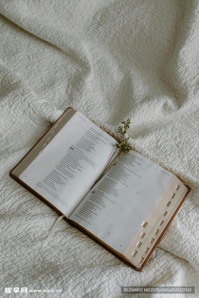 翻开的书置于柔软织物上