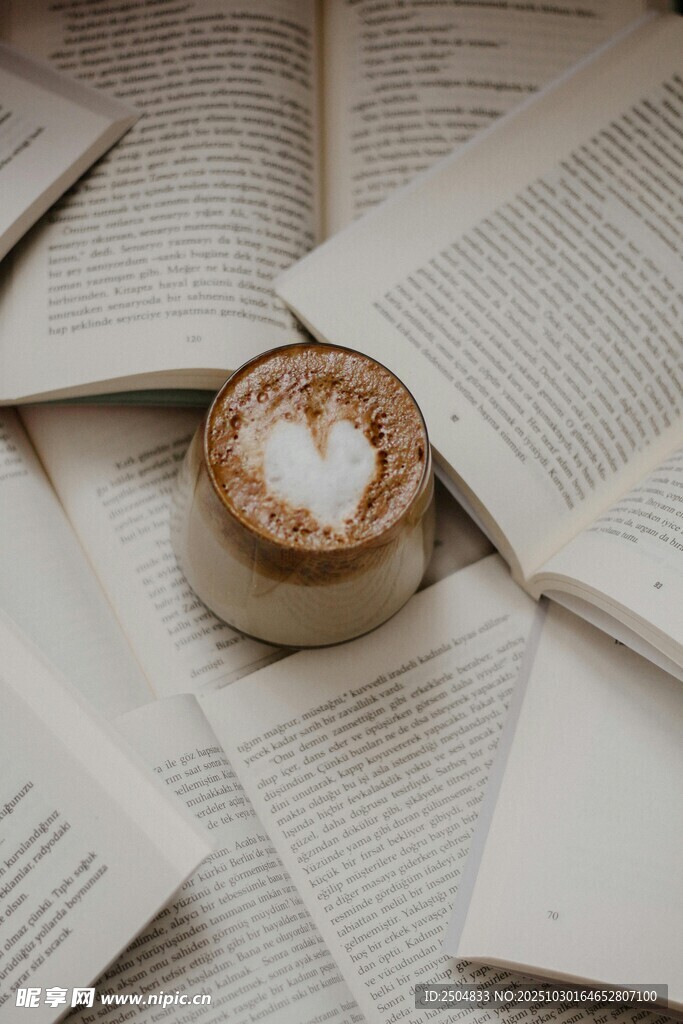 咖啡相伴的静谧阅读时光
