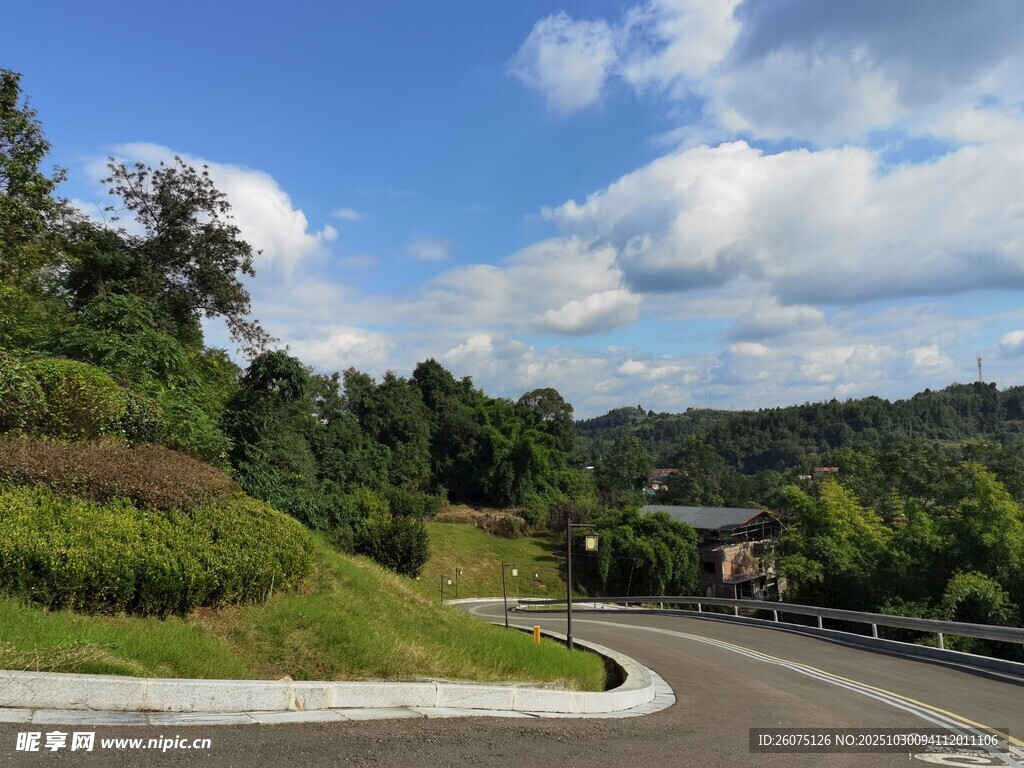 蜿蜒公路旁的秀丽风光