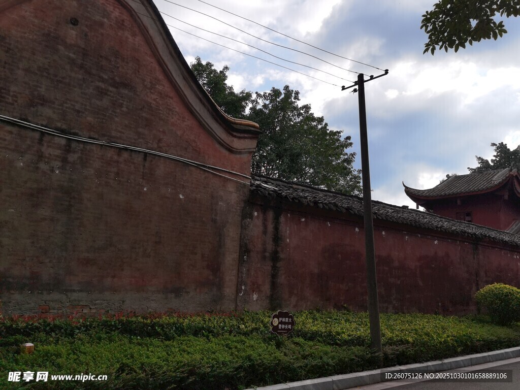 古墙旁的中式景致