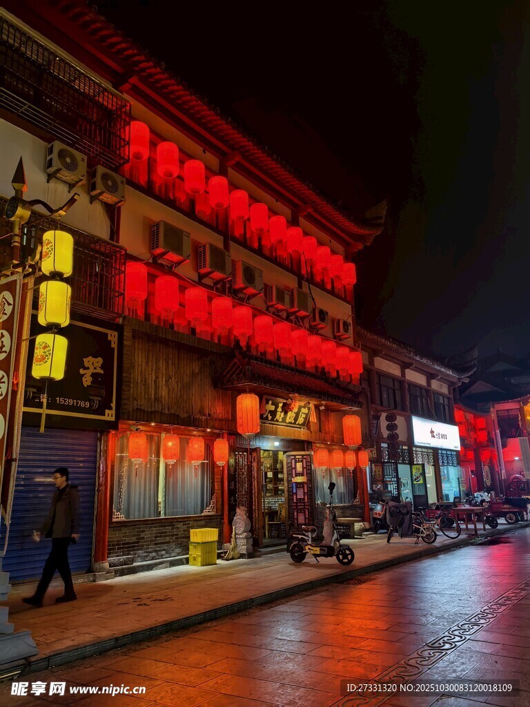 夜晚繁华街道的绚丽景象