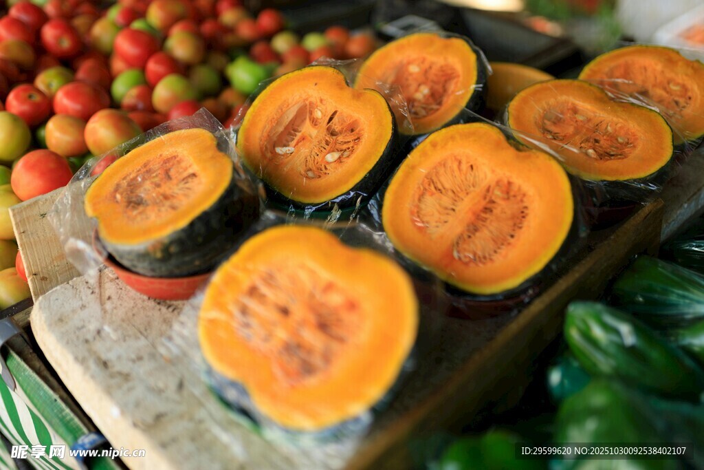 新鲜切开的南瓜摆放在摊前