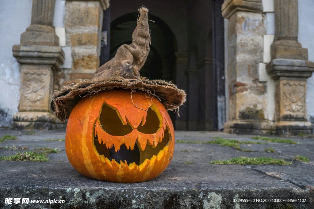 万圣节南瓜灯置于古建筑前