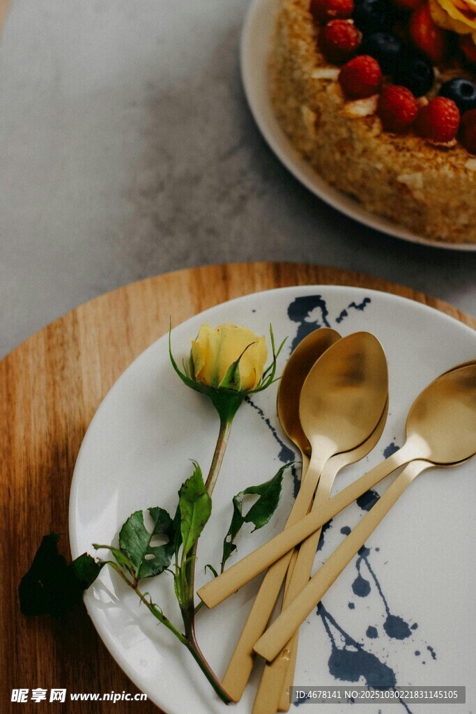 精致餐具与鲜花装饰摆盘