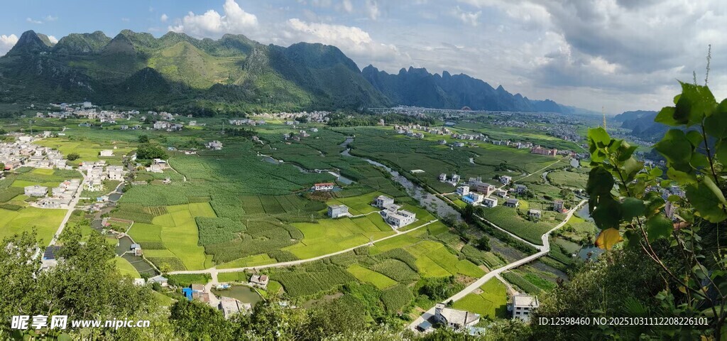 山间绿野村落俯瞰美景 都安响水