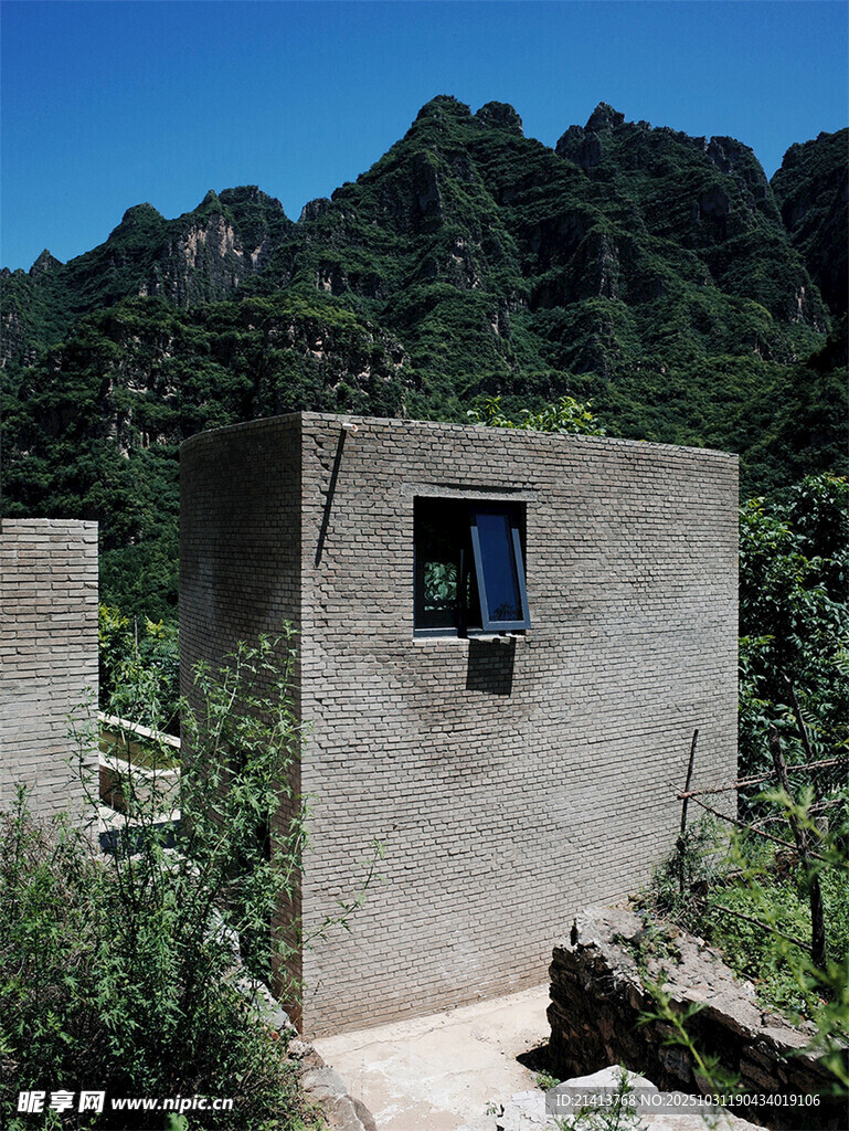 山间水泥小屋与自然风光