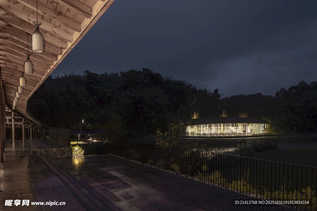 夜晚乡村小道的温馨景象