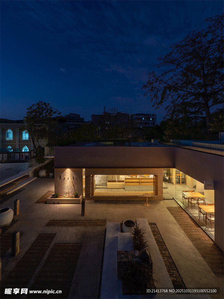 夜晚中的现代风格庭院建筑