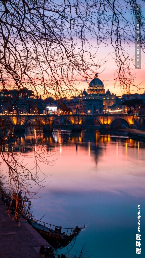 湖畔暮色中的静谧小镇风光