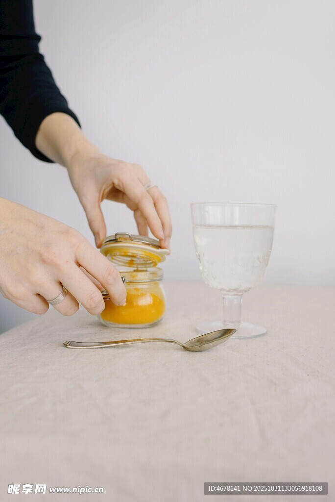 手工制作果酱的温馨瞬间