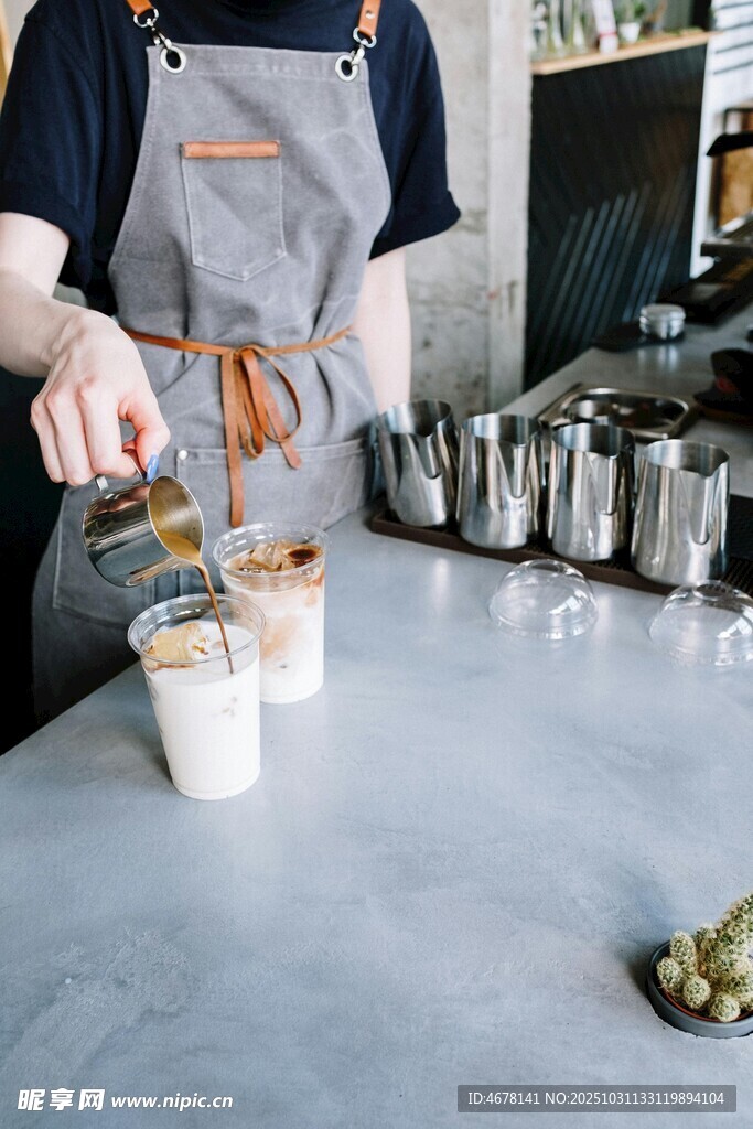 咖啡师正在制作美味饮品