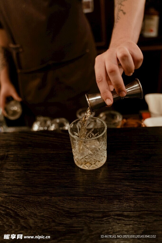 调酒师正在捣碎杯中冰块