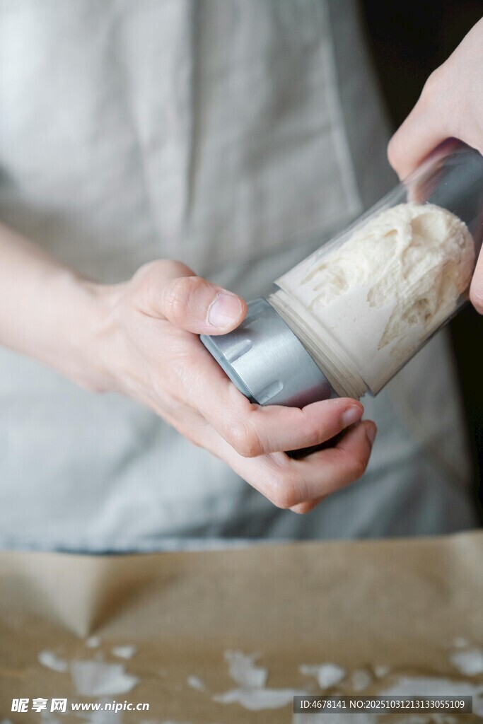 手持搅拌机制作食材