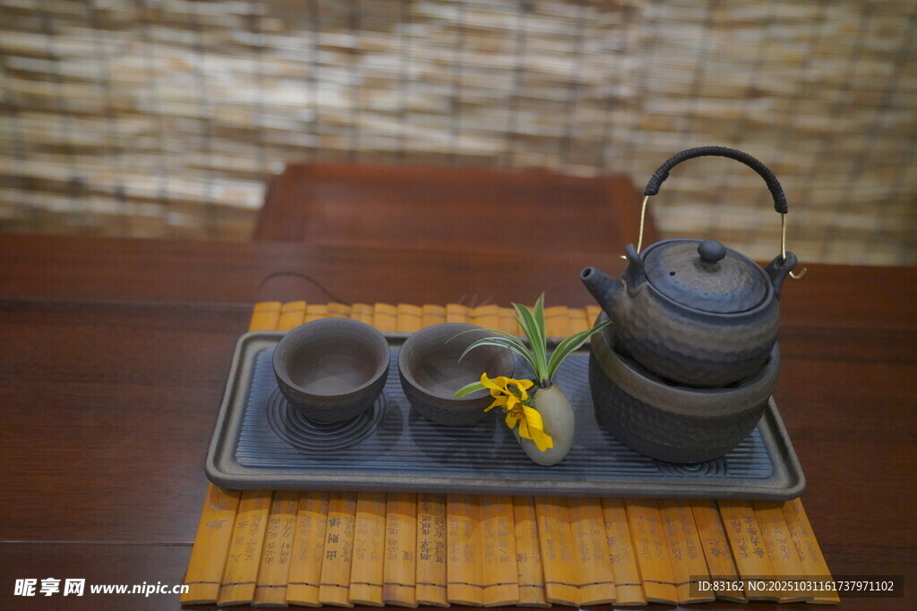 中式茶具摆设于古朴托盘上