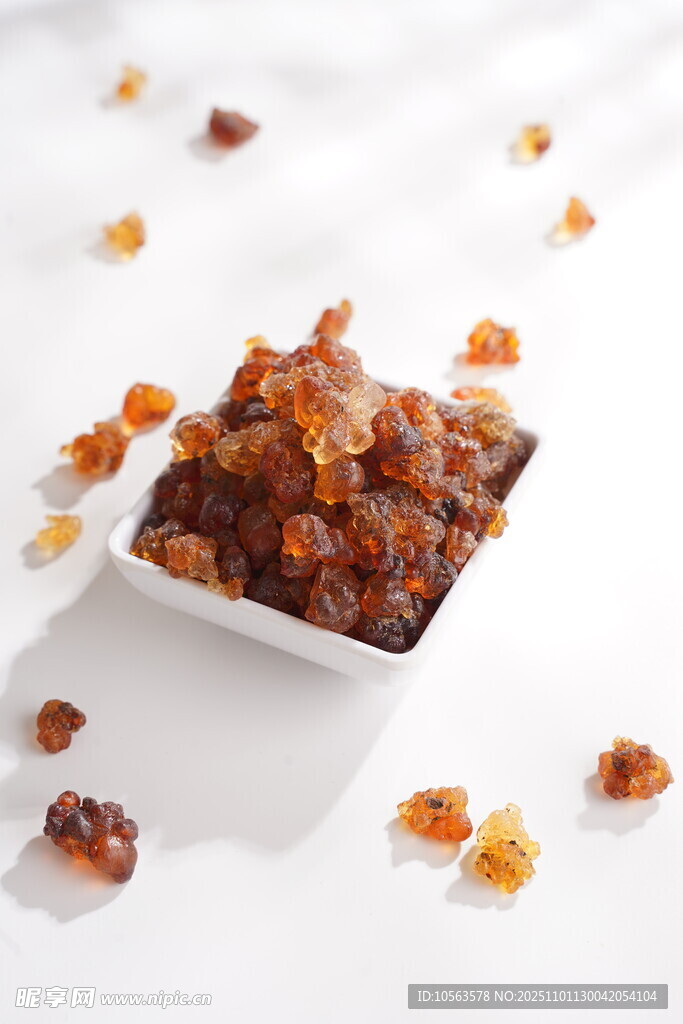 晶莹桃胶置于白色方盘