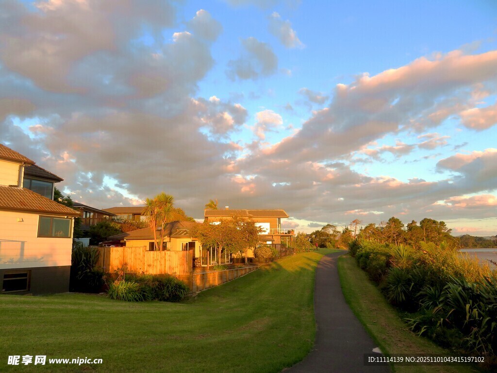黄昏下的田园风光小径