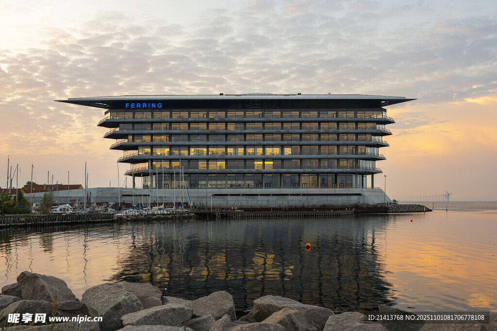 海滨现代建筑的黄昏景致