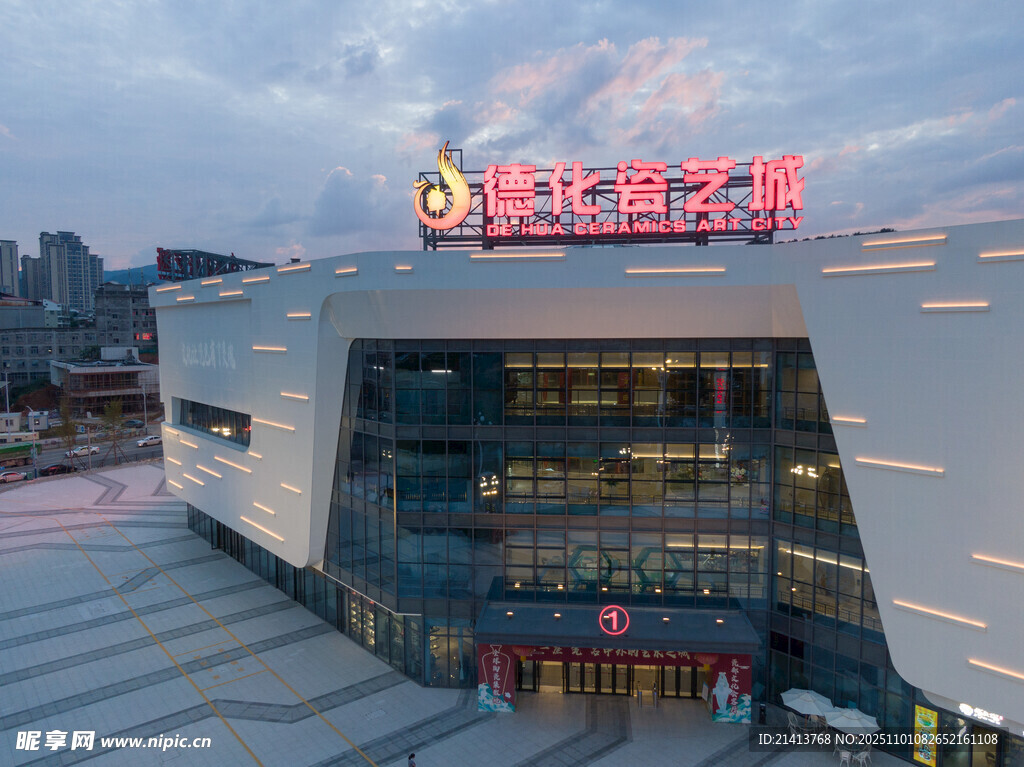 威海之窗建筑外观夜景