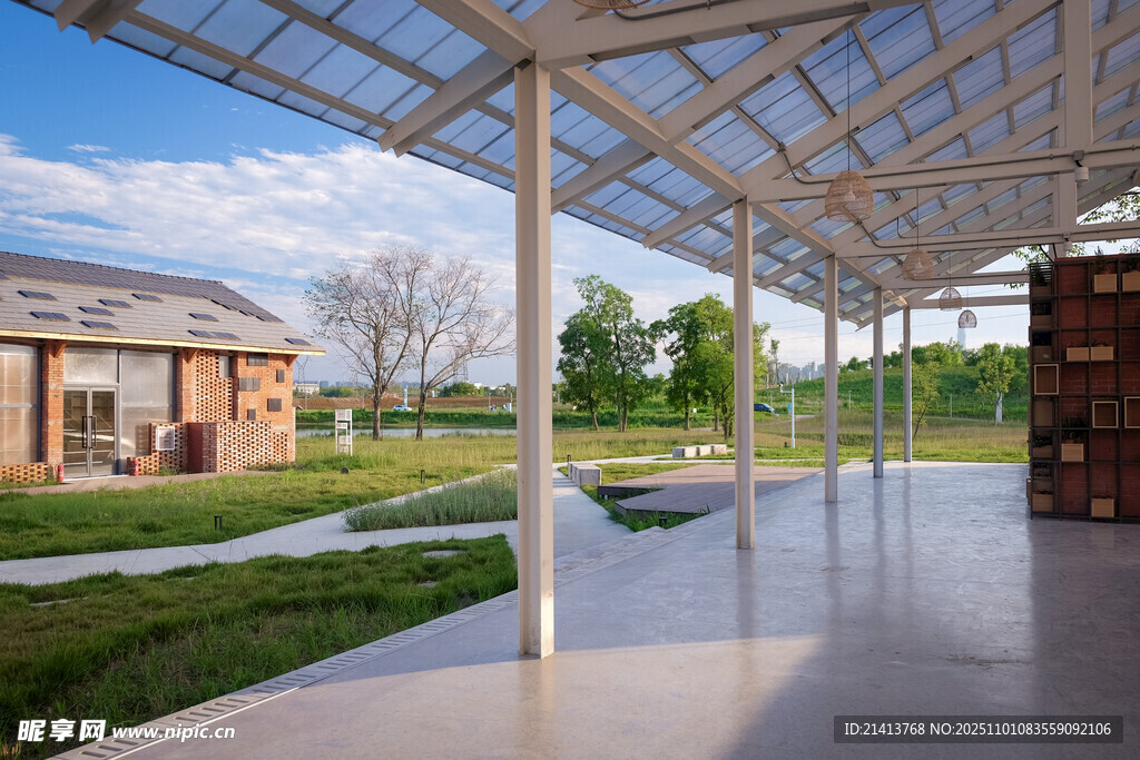 户外通透玻璃顶棚休闲空间