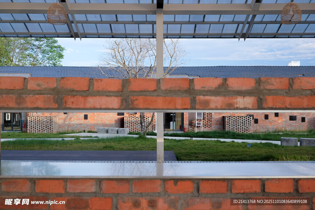 红砖建筑旁的宁静水面