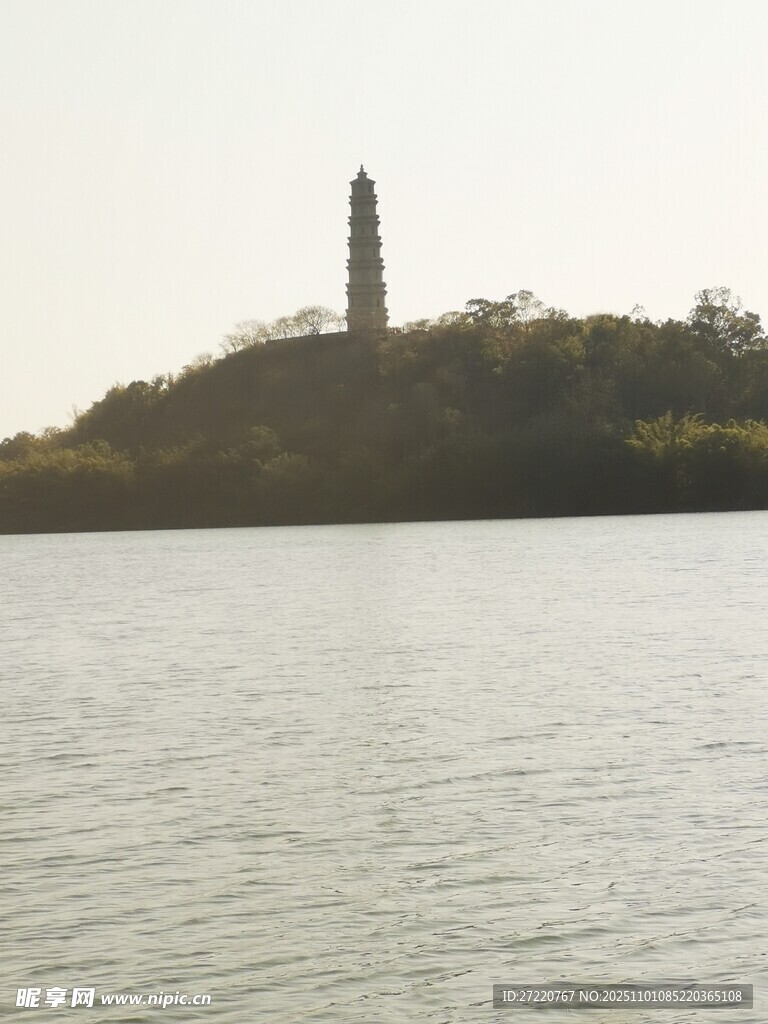河畔古塔风景