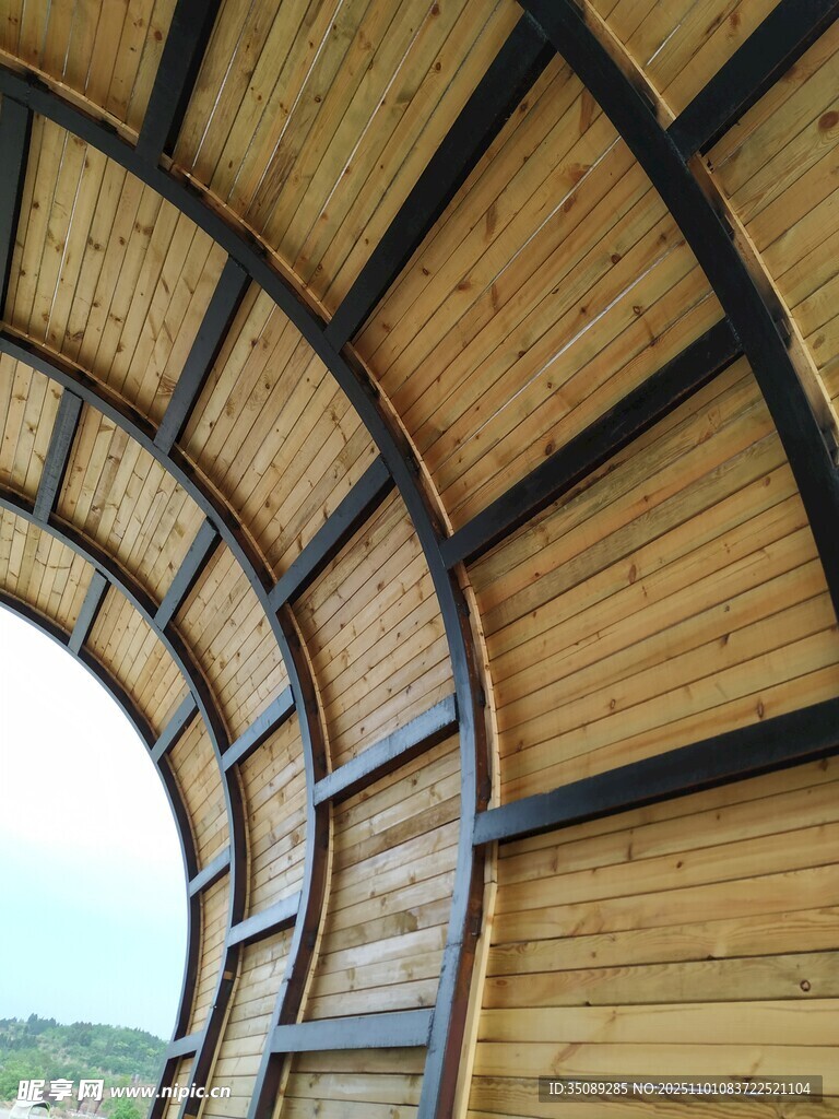 弧形木质建筑结构景观