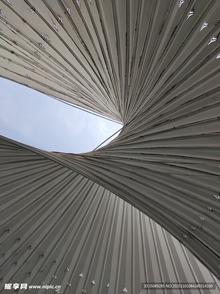 独特几何结构建筑内部