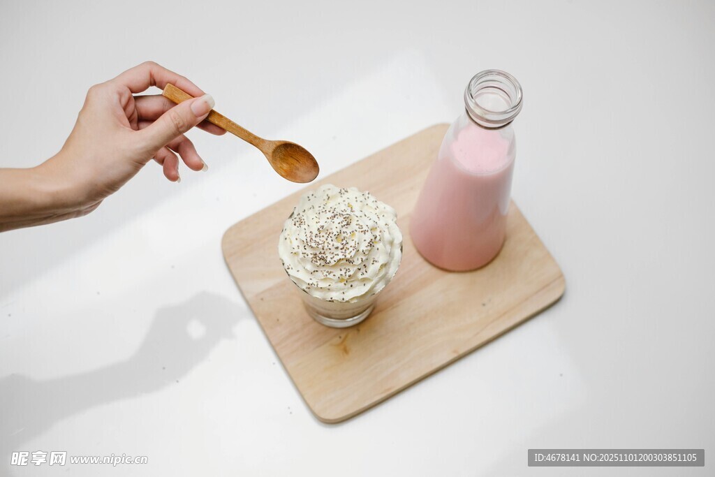 手舀饮品旁的精致摆件