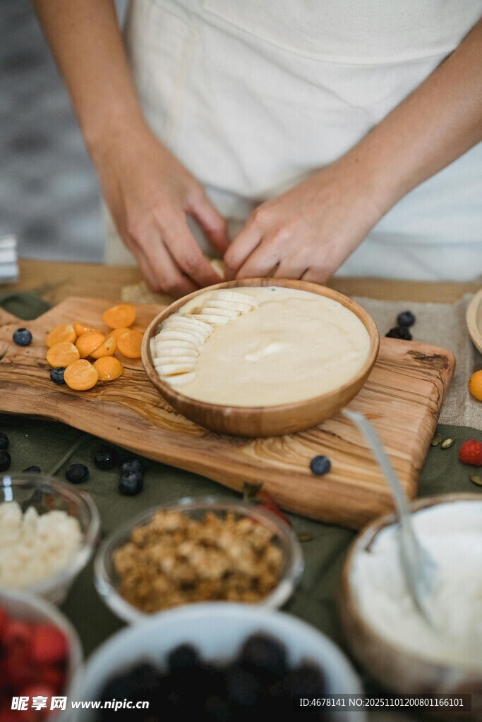 手工制作美味派的温馨场景