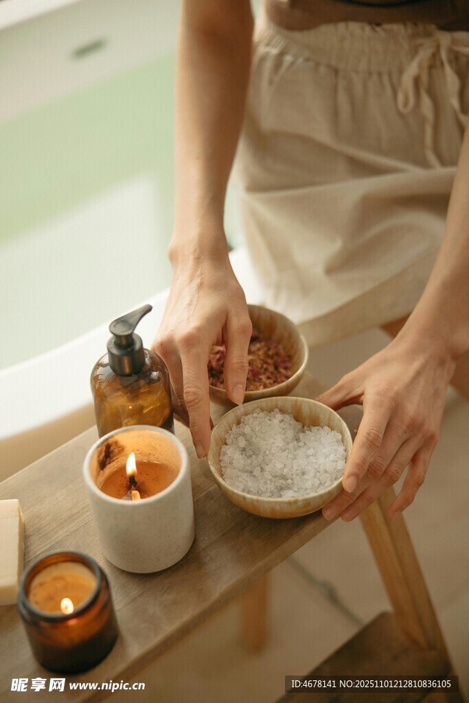 温馨浴室中的惬意护肤时刻