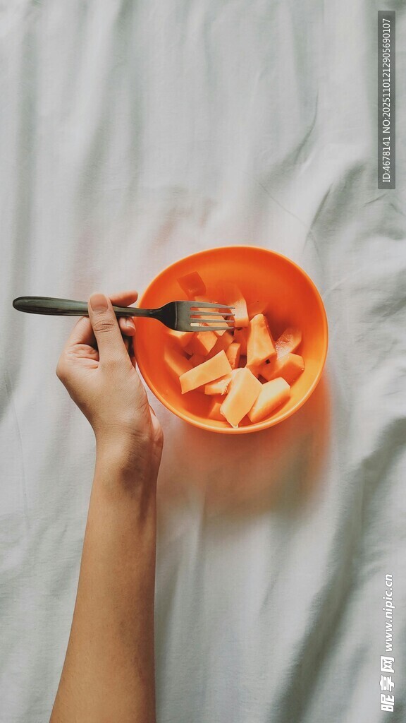 手捧橙碗享水果美味