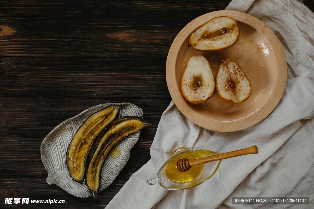 木盘上的梨与香蕉等美食