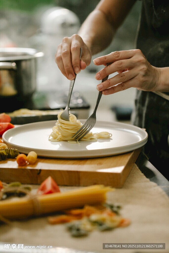 厨师精心摆盘美食