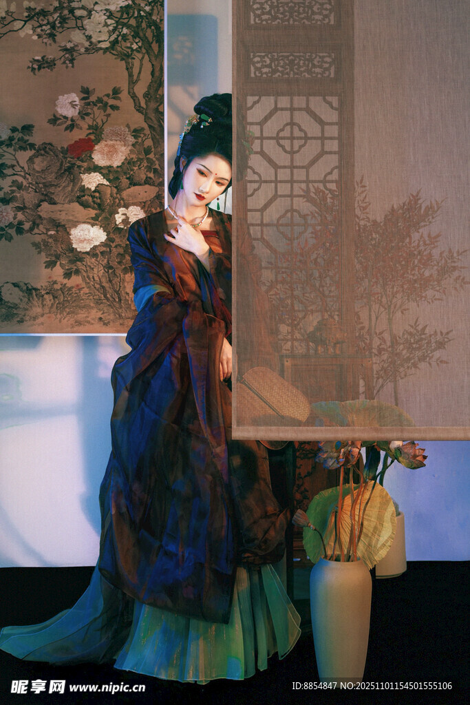 古风女子优雅抚琴