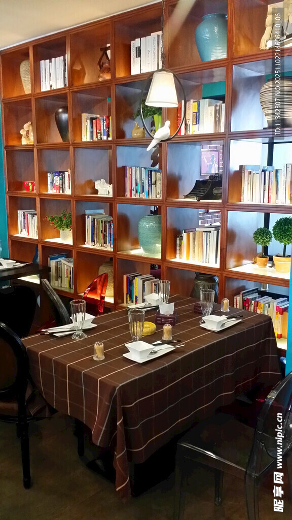 温馨雅致的室内阅读用餐空间